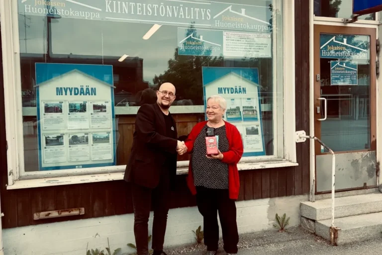 Avajaispäivän arvontavoiton luovutus Avajaispäivän arvontavoiton luovutus
